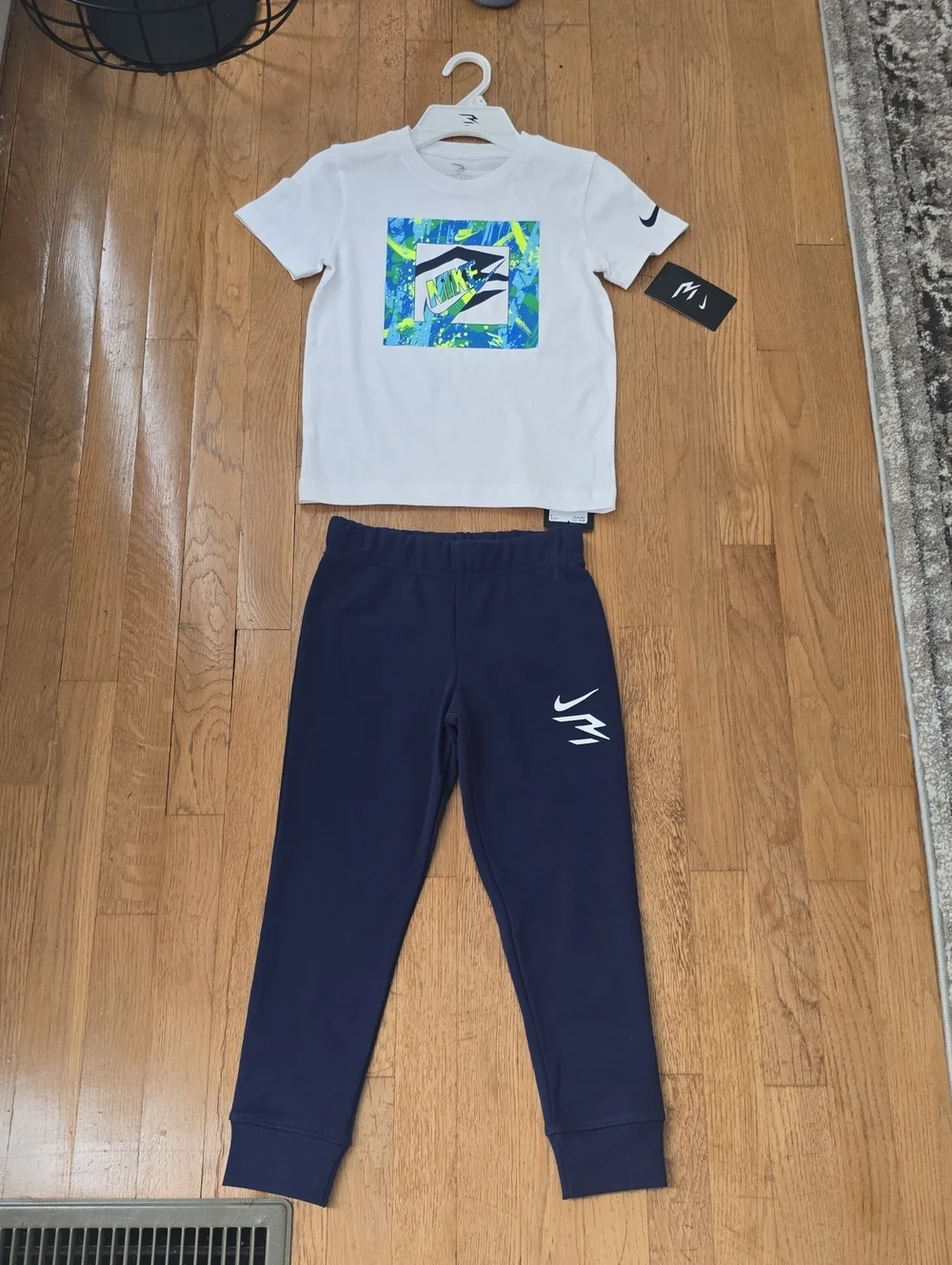 NIKE SIGNATURE BRAND BOYS BLUE JOGGER PANTS AND WHITE SIGNATURE TEE-SHIRT SIZE 6